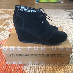 Toms Desert Wedge in Black Suede
